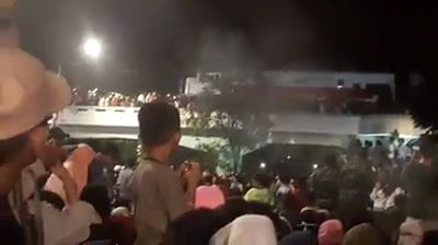 Tragedi surabaya membawa, penonton yang menonton di atas viaduk berjatuhan saat kereta api melintas. (Foto: istimewa)
