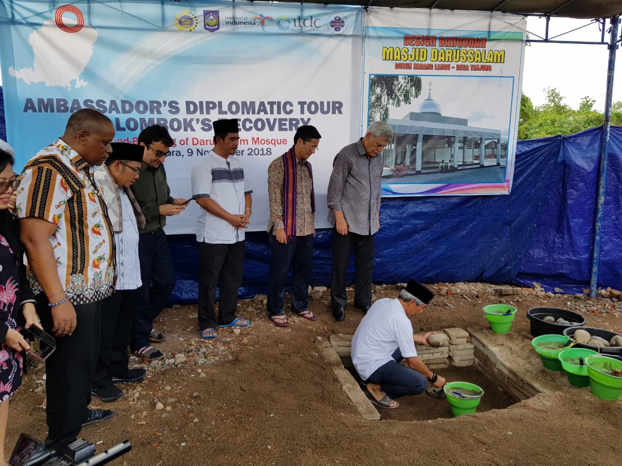 Tamerlan Garayev itu disampaikannya saat menghadiri upacara peletakkan batu pertama Masjid Darussalam di Dusun Karanglangu. foto:erwan 