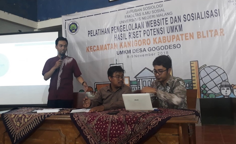 Tim Jurusan Sosilogi Universitas Neger Malang sedang menyampaikan hasil penelitiannya. (Foto Istimewa)