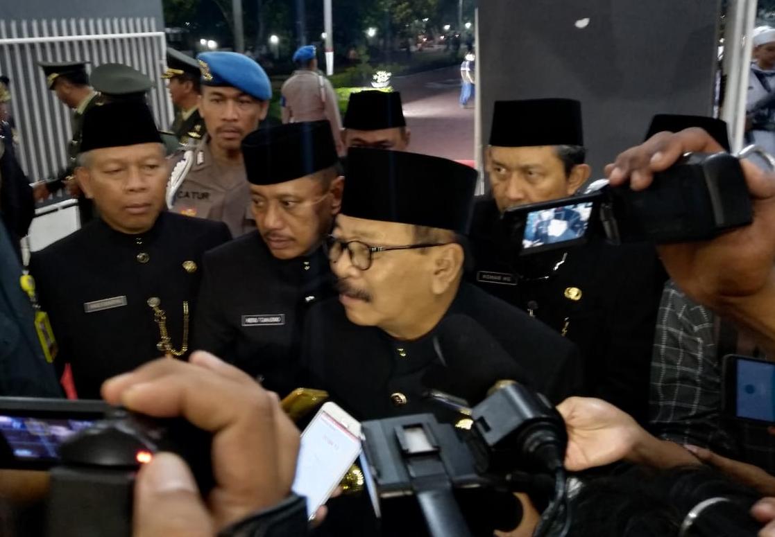 Gubernur Soekarwo memberikan keterangan pers terkait tragedi maut Surabaya Membara, Jumat, 9 November 2018. (Foto: Farid/ngopibareng.id)