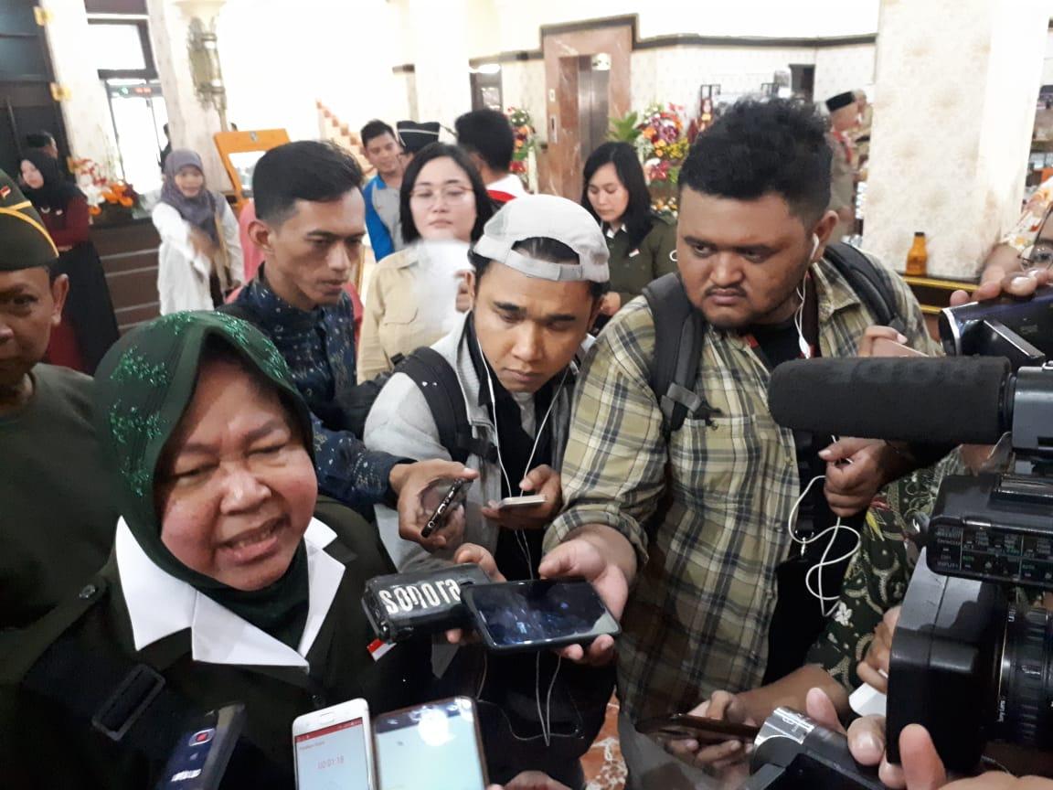 Wali Kota Surabaya Tri Rismaharini saat memberikan keterangan kepada wartawan usai upacara Hari Pahlawan di Taman Surya Surabaya, 10 November 2018. (Foto: Farid.ngopibareng.id)