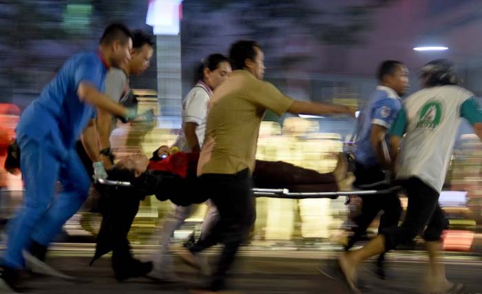 Sejumlah warga mengevakuasi korban yang terjatuh dari viaduk ketika menonton drama kolosal Surabaya Membara di Jalan Pahlawan Surabaya, Jawa Timur, Jumat malam. (Foto:M Risyal Hidayat/Antara)