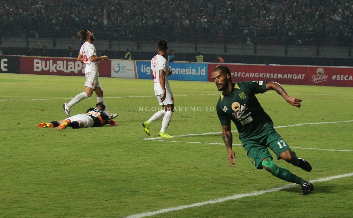 Selebrasi gol, David da Silva ke gawang PSM Makassar. (foto: Haris/ngopibareng)