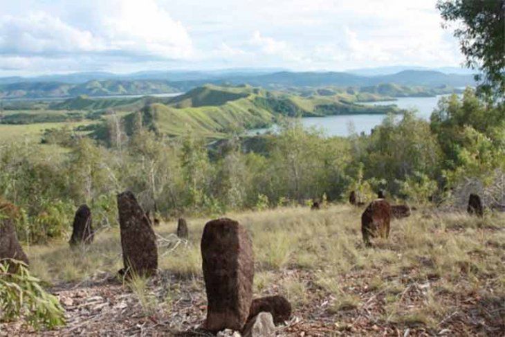 Batu-batu yang tersusun sebagai peninggalan sejarah salah satu suku di Papua, Tutari, yang terletak di dekat Danau Sentani. Foto: Kemendikbud 