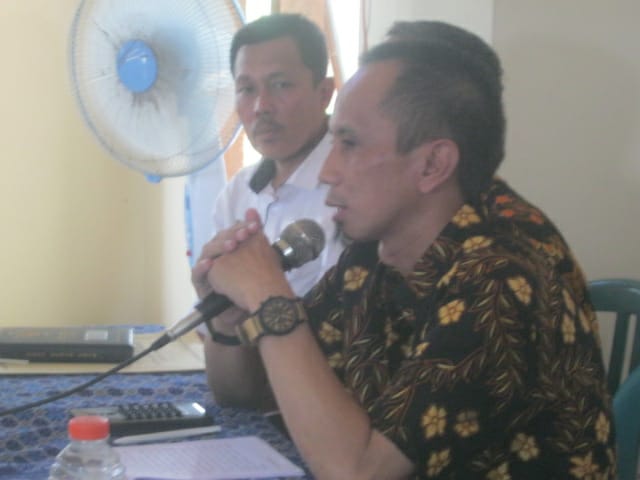 Kepala Dinas Pariwisata dan Kebudayaan Kabupaten Lamongan, Rudi Gumilar (berbaju batik) saat pembentukan kelompok sadar wisata (pokdarwis). (Totok/ngopibareng.id)