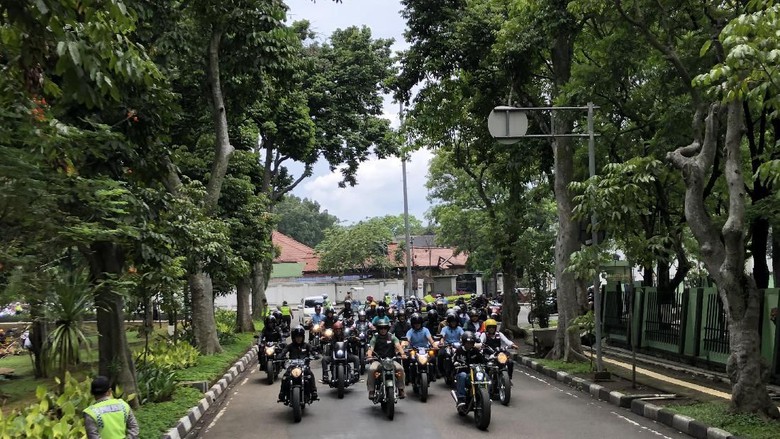 Jokowi konvoi di Bandung, Minggu 11 November 2018.