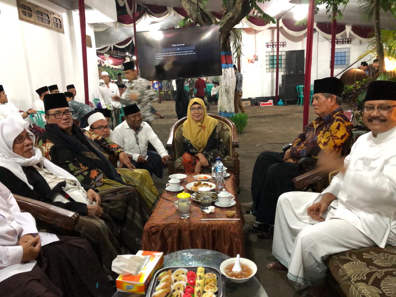 HAUL: H Saifullah Yusuf (Gus Ipul) hadir pada acara haul KH Munif Djazuli di Ponpes Queen Alfalah, Kediri, Sabtu malam 10 November 2018. (Foto: Arif/ngopibareng.id)