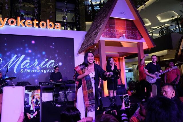Maria Simorangkir, Idol 2018 yang ikut promo Toba di Bandung. foto:pesona indonesia