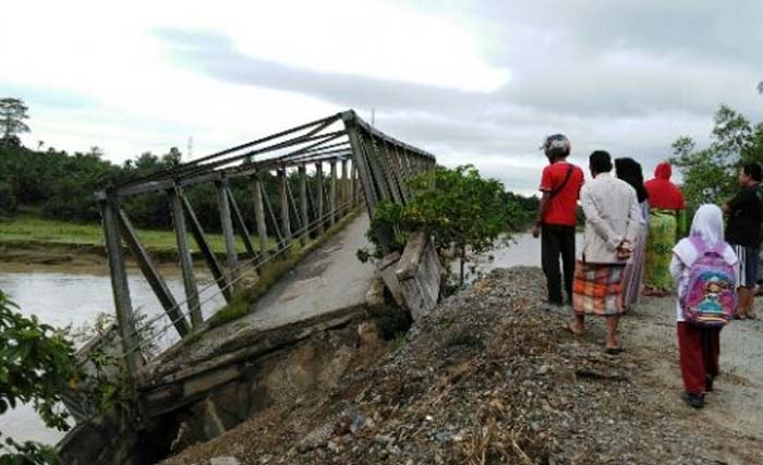 Jembatan Ulee Raket di Kabupaten Aceh Barat runtuh terseret arus sungai akibat hujan deras. (Foto:basajan.net)