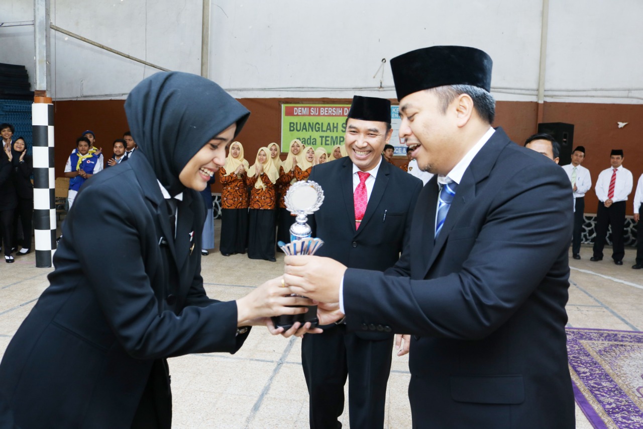 Penyerahan pemenang di Sekolah Indonesia Jeddah (SIJ). foto:istimewa/erwan widyarto