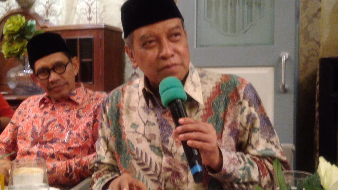 KEBERSAMAAN: Ngopi bareng Ketua Umum PBNU KH Said Aqil Siroj dan Robikin Emhas di Jakarta. (Foto: Amanu/ngopibareng.id)