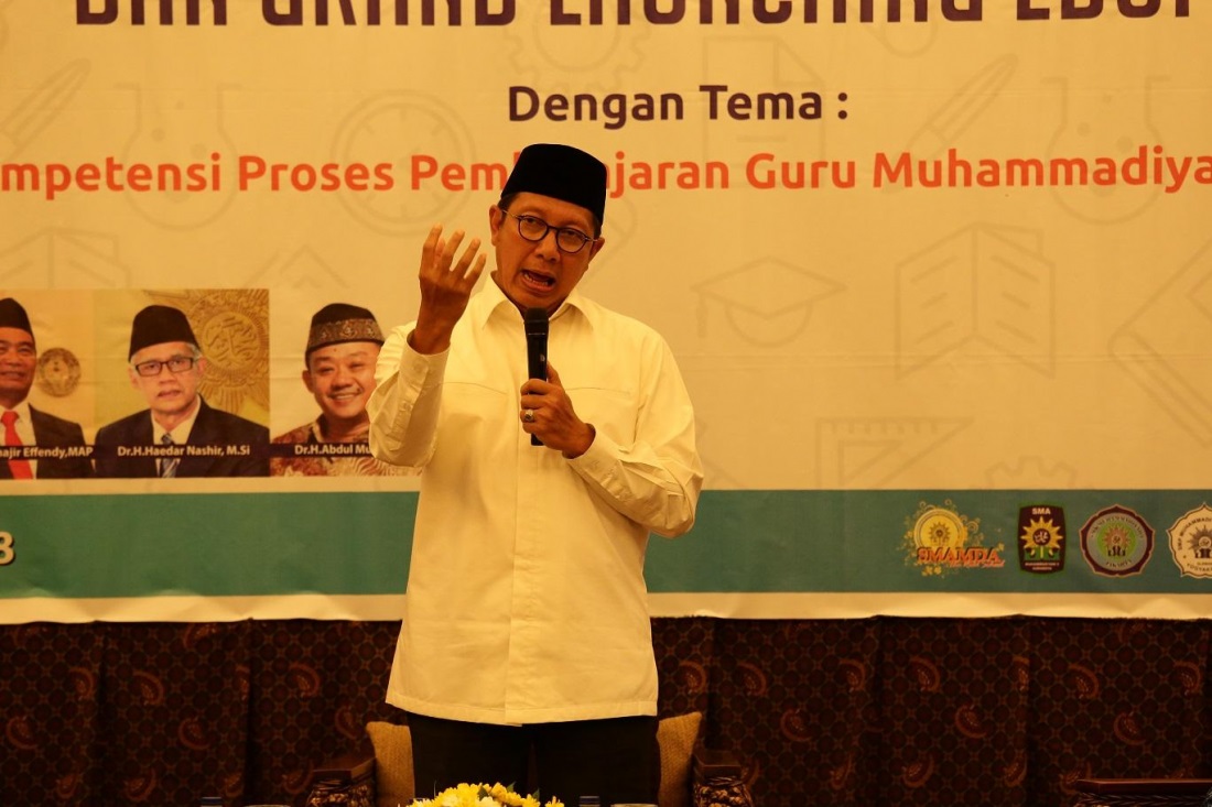 APRESIASI: Lukman Hakim di hadapan para Guru Muhammadiyah dalam acara Forum Guru Muhammadiyah (FGM) se-Indonesia di Lor in Syari’ah Hotel, Solo. (Foto: md for ngopibareng.id)