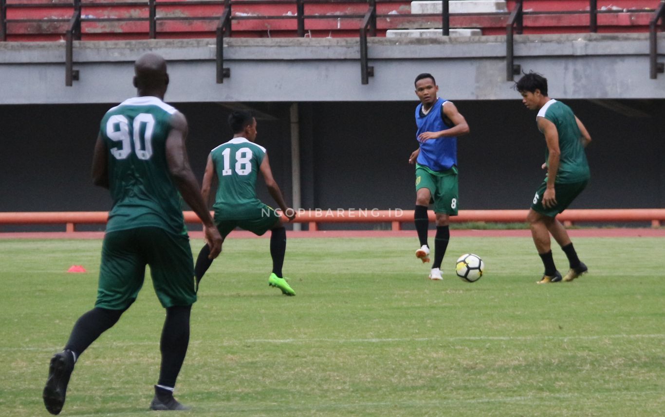 Tim Persebaya saat berlatih di Stadion Gelora Bung Tomo. (foto: Haris/ngopibareng)