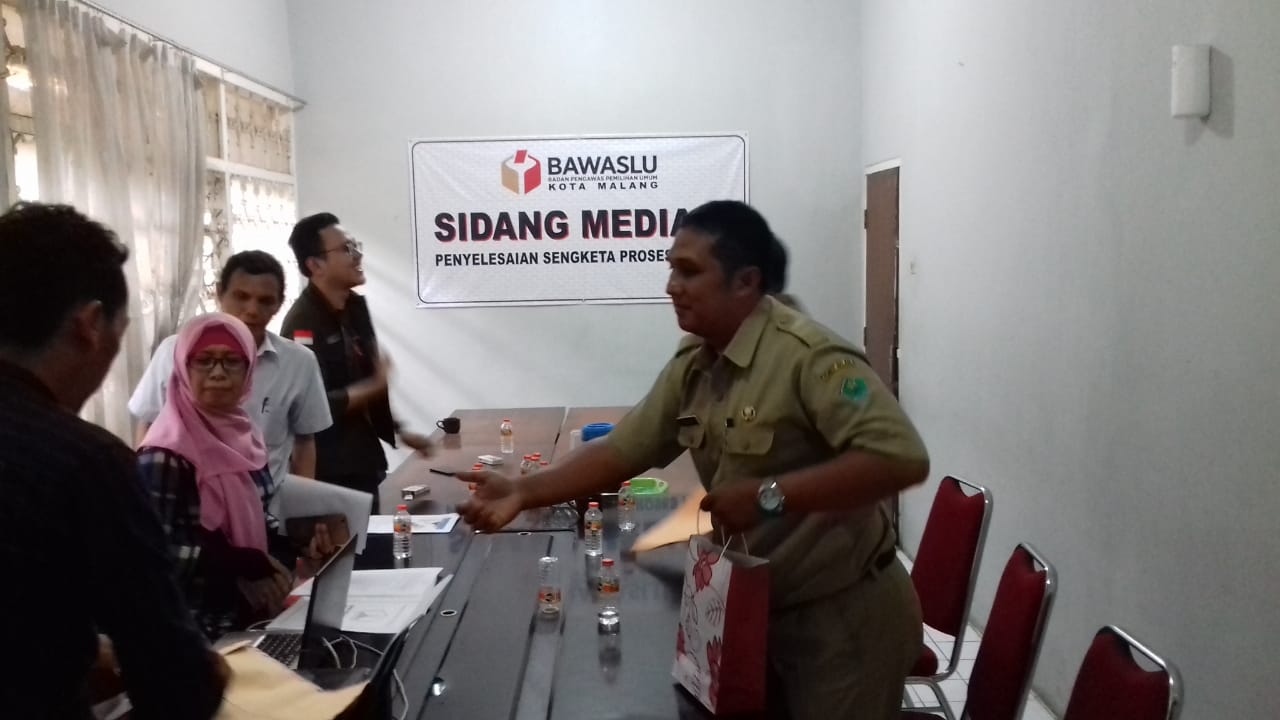 Pemeriksaan ASN di Kantor Bawaslu Kota Malang. (Foto: Umar/ngopibareng.id)