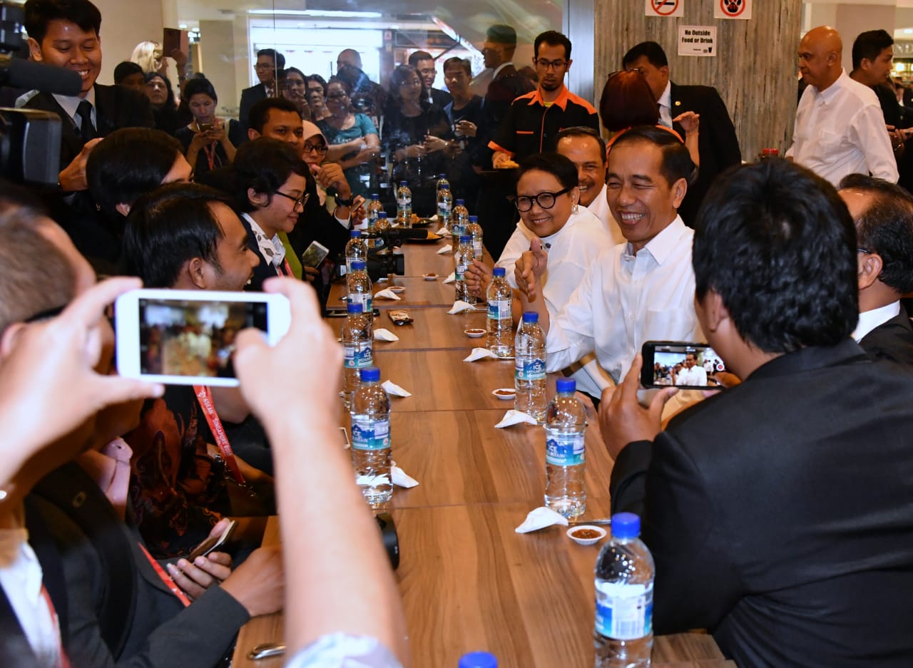 Presiden Jokowi saat santap siang Bebek Goreng Pak Ndut bersama warga negara Indonesia yang berada di Singapura. Santap siang itu dilakukan di Lucky Plaza, Orchard Road, Singapura, Selasa, 13 November 2018. (Foto: Biro Pers Presiden)