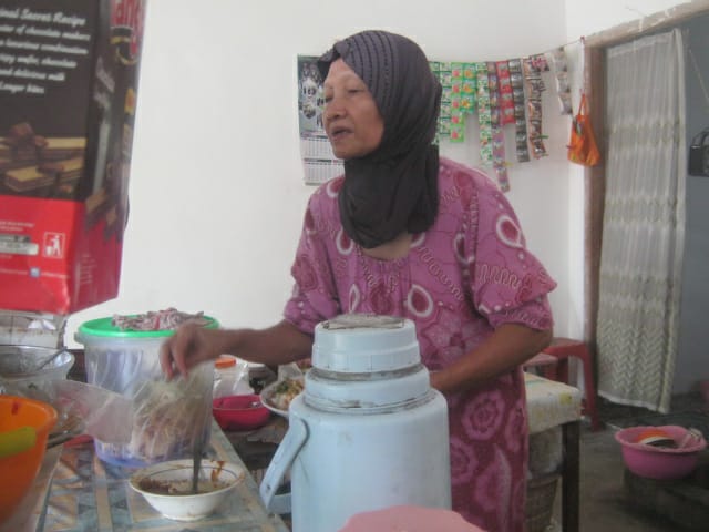 Mbah Sumi, penjual pecel 4 ribuan khas Lamongan yang murah meriah. (Foto: Totok/ngopibareng.id)