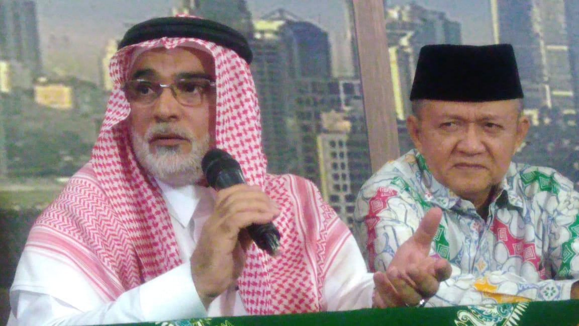 Duta Besar Kerajaan Arab Saudi untuk Indonesia Osama bin Mohammed Abdullah al-Shuaibi saat memberikan keterangan kepada wartawan. (Foto: Asmanu/ngopibareng.id)
