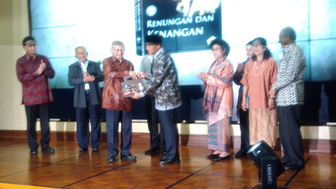 Prof. Emil Salim selaku redaksi penerbitan 10 buku karya tulis Bung Hatta, menyerahkan buku pemikiran Bung Hatta kepa Mendikbud Muhadjir Effendy. (Foto: Asmanu/ngopibareng.id)