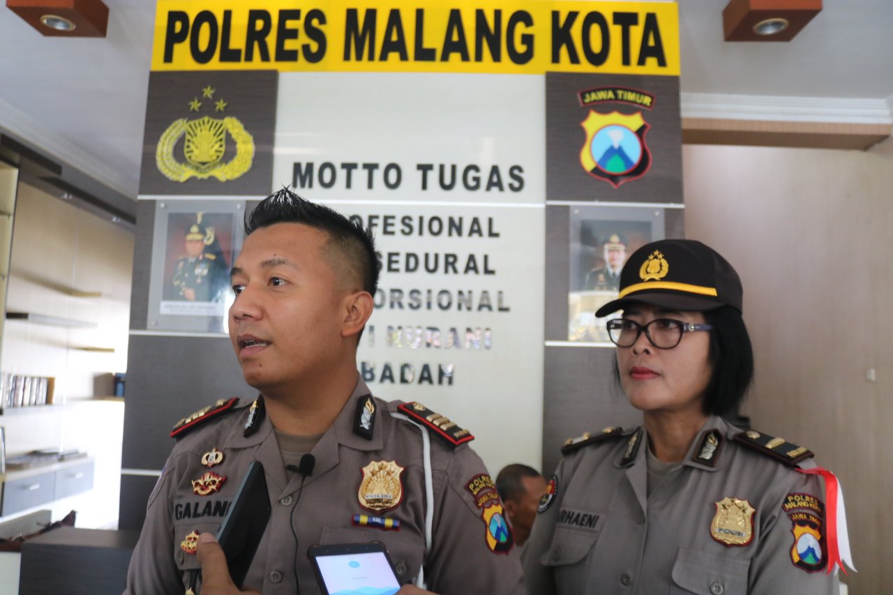Kasatlantas Polres Malang Kota, AKP Ari Galang Saputro (kiri).