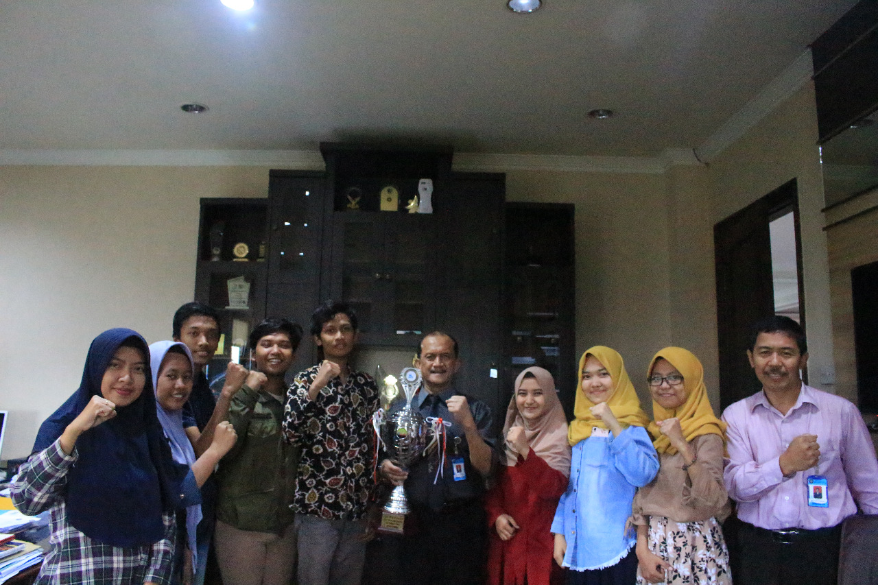 Mahasiswa UB Bersama Wakil Rektor III Bidang Kemahasiswaa Prof Arief Prajitno (tengah). Foto: Istimewa.