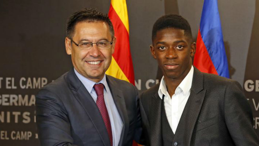 Josep Maria Bartomeu saat memperkenal Ousmane Dembele pada 2017 lalu. (Foto: Marca)