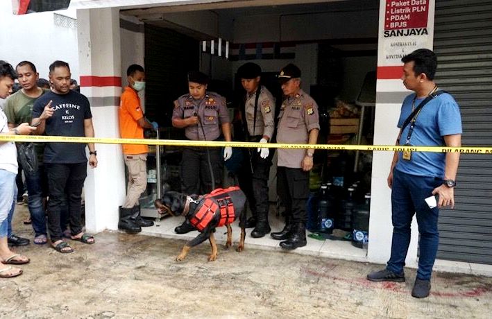 Sejumlah polisi melakukan olah tempat kejadian perkara di rumah korban pembunuhan di Kota Bekasi. Foto: istimewa