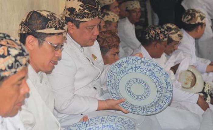 Kerabat Keraton Kasepuhan Cirebon sedang membersihkan piring yang berusia 700 tahun. (Foto:Radarcirebon)