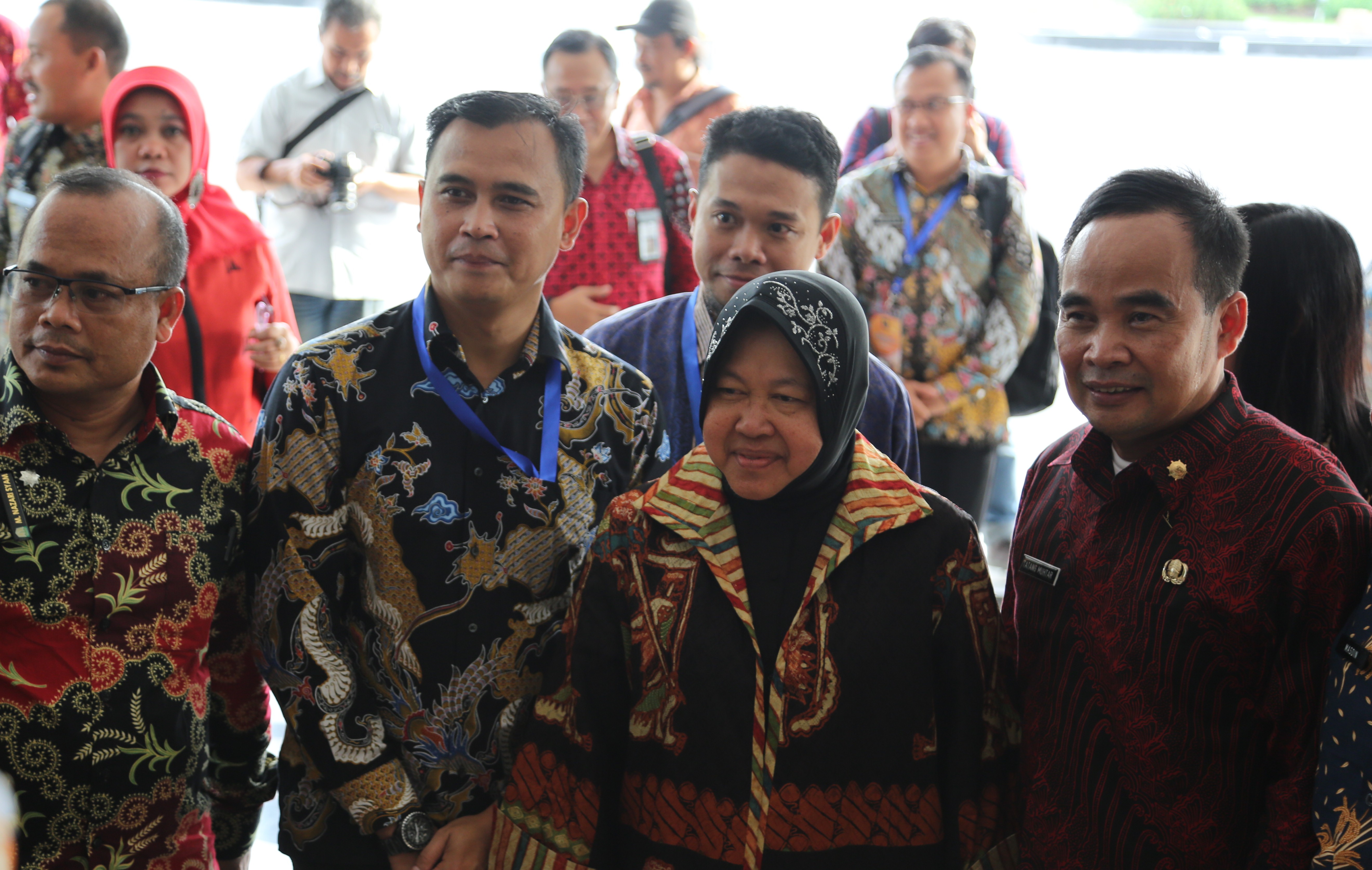 Risma bersama jajaran Badan Ekonomi Kreatif, di Balai Kota Surabaya, Kamis 15 November 2018. 