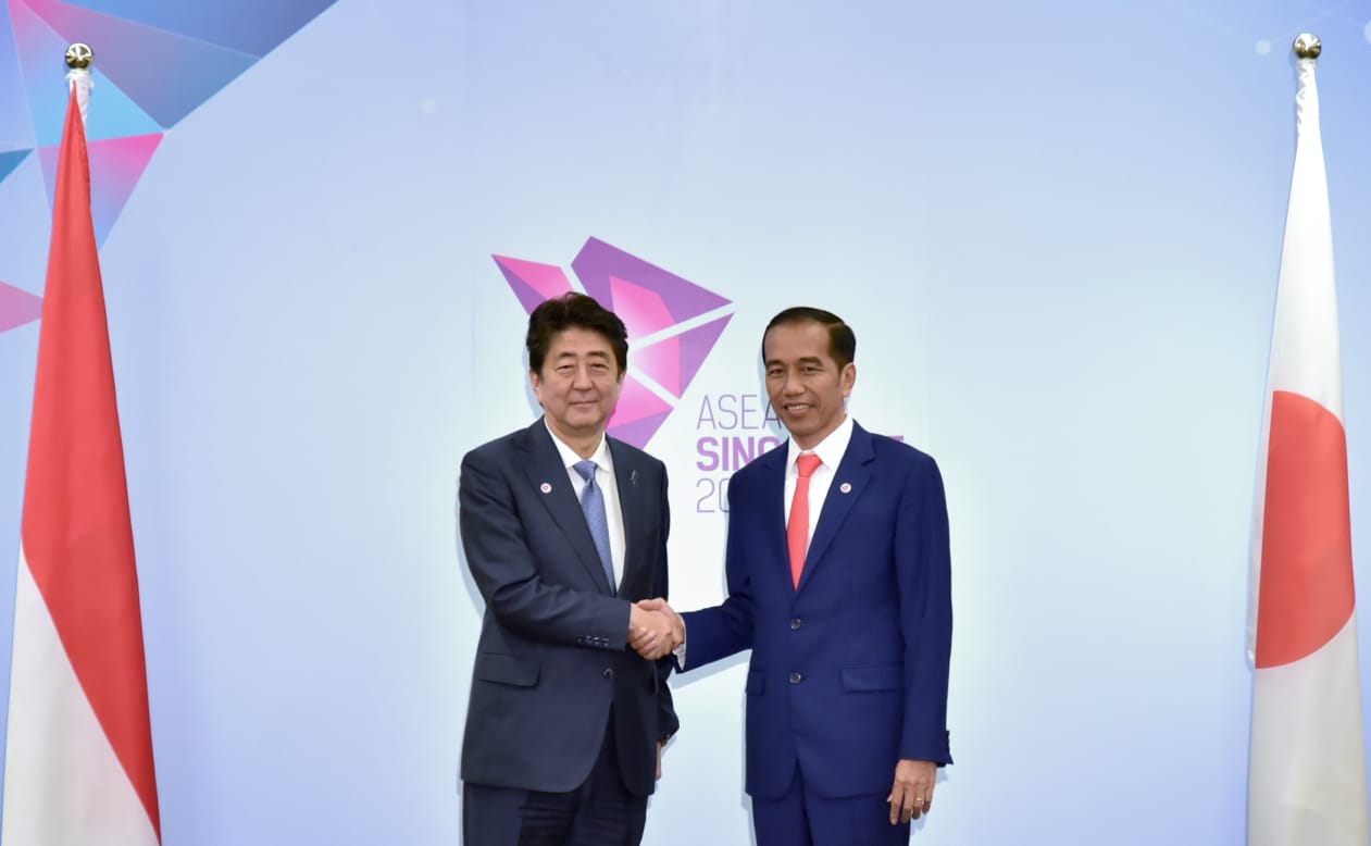 Presiden Jokowi mengadakan pertemuan bilteral dengan Perdana Menteri Jepang, Shinzo Abe, di sela pertemuan KTT ASEAN ke 33 di Singapura, Kamis, 15 November 2018. (Foto: Biro Pers Presiden)