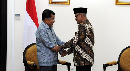 PENGHARGAAN: Wapres Jusuf Kalla dan Haedar Nashir. (Foto: md for ngopibareng.id)