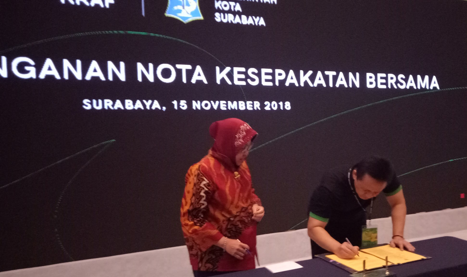 Tri Rismaharini dan Triawan Munaf menandatangani MoU Bekraf 2018. (Foto: Pita/ngopibareng.id)