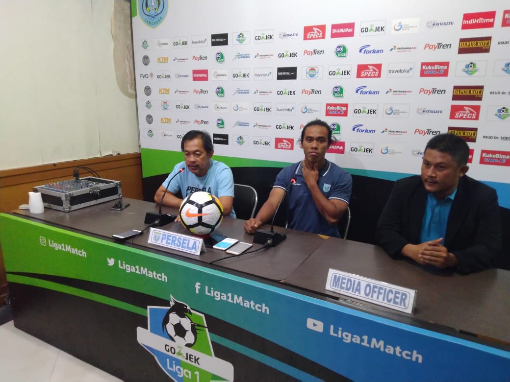 Pelatih Persela Aji Santoso saat mengadakan konferensi pers jelang lawan Arema, Kamis, 15 November 2018. (Foto: Totok/ngopibareng.id)