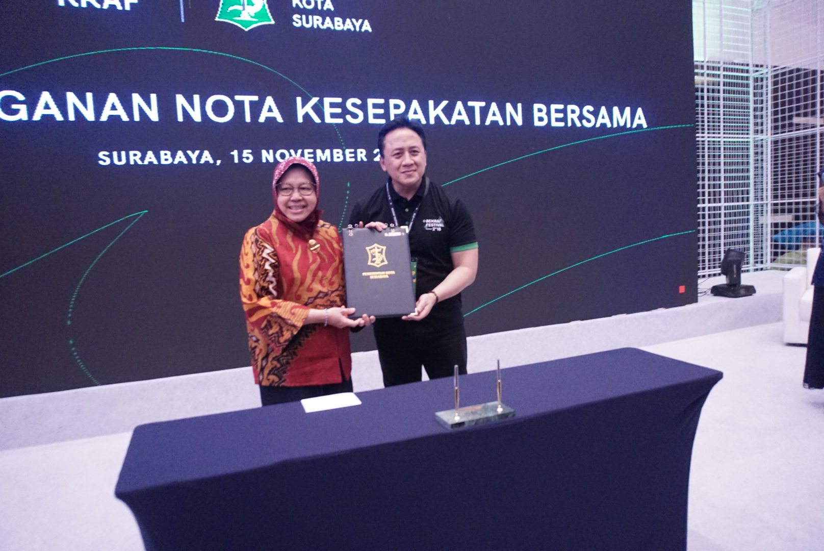 Wali Kota Surabaya Tri Rismaharini bersama Kepala Bekraf Triawan Munaf. 