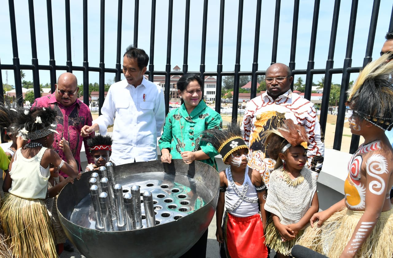 Presiden bersama para anak saat berada Monumen Kapsul Waktu di Merauke, Provinsi Papua, pada Jumat, 16 November 2018. (Foto: Setpres)