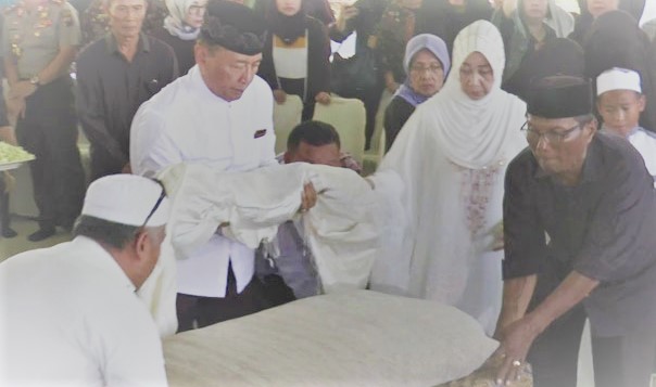 Menteri Koordinator bidang Politik Hukum dan Keamanan (Menko Polhukam) Jenderal (Pur) Wiranto dan keluarga di pemakaman keluarga Delingan di Karanganyar, Jawa Tengah, Jumat 16 November 2018.