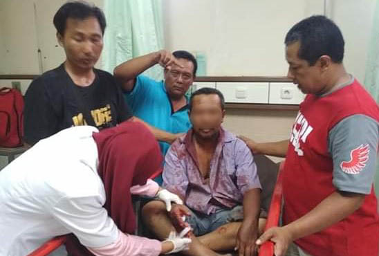 Pelaku pembunuhan terhadap sepasang lansia desa Bangoan, Kedungwaru, Tulungagung, Matal menjalani pemeriksaan di RSUD Dr Iskak, usai ditembak tangannya saat ditangkap polisi. (Foto: Istimewa/ngopibareng.id)