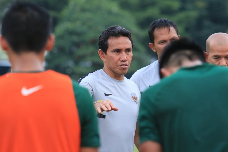 Pelatih kepala Timnas Indonesia, Bima Sakti saat memberikan arahan kepada pemain Timnas. (Foto: pssi.org)
