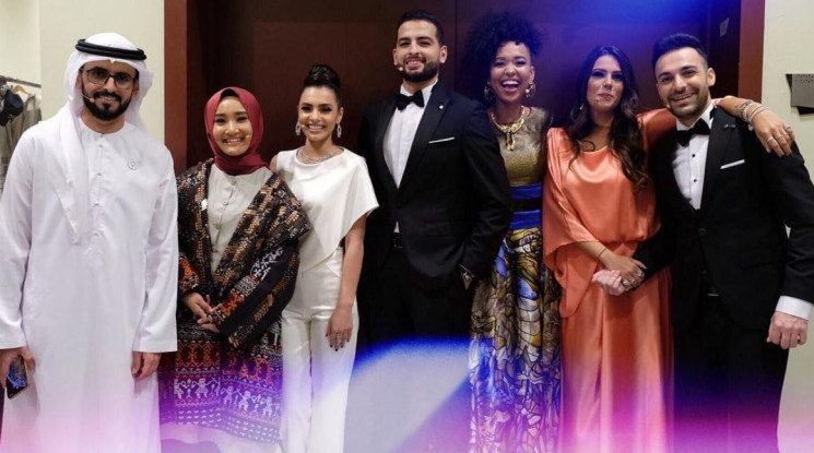 Fatin Shidqia (kedua kiri) bersama enam penyanyi dari berbagai negara di panggung World Youth Forum 2018. Foto: IG/fatin30.
