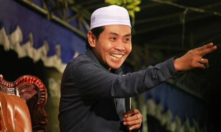 PENGAJIAN: KH Anwar Zahid, mengisi pengajian umum di Masjid Darut Taubah, The Gayungsari Surabaya. (Foto: ngopibareng.id)