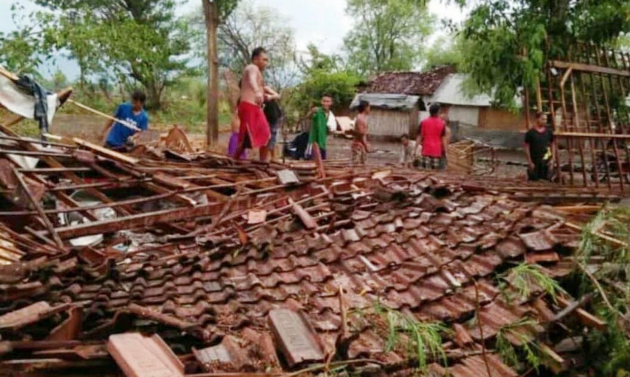 Salah satu rumah yang ambruk di Desa Rawan, Kecamatan Krejengan, Kabupaten Probolinggo pasca disapu angin puting beliung. (Foto: Ikhsan/Ngopibareng.id)
