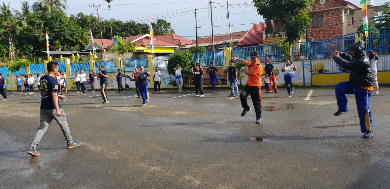 Kepala BPJN XVII Manokwari Yohanis Tulak Todingrara (oranye), antusias mengikuti senam pagi, Jumat 16 November membuka rangkaian kagiatan Hari Bakti PU ke-73.
