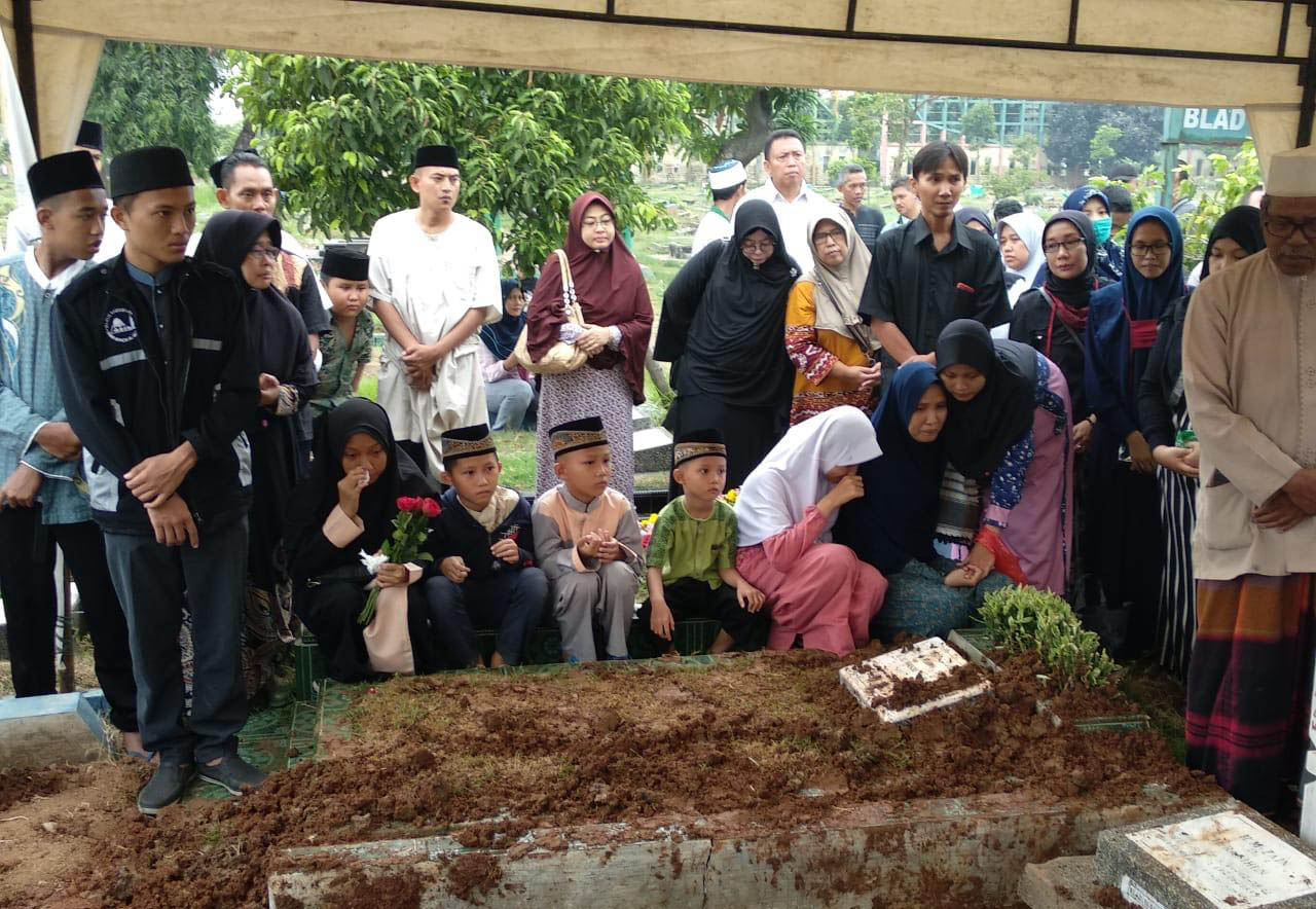 Pemakaman Abdullah Fithri Setiawan berusia 43 yang diduga menjadi korban pembunuhan. (Foto: Asmanu/ngopibareng.id)