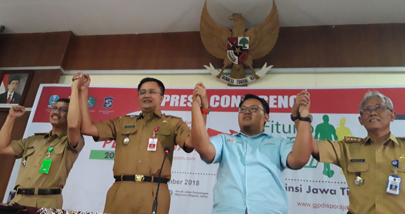 Kepala Dinas Pemuda dan Olahraga (Kadispora) Jatim Supratomo (dua kiri). (foto: Haris/ngopibareng)