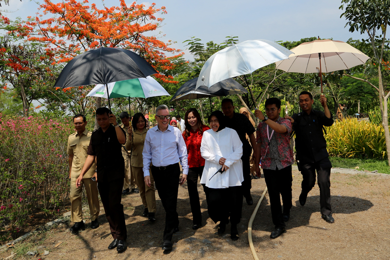 Wali Kota Surabaya Tri Rismaharini mengajak Wakil Wali Kota Liverpool Garry Miler menikmati keasrian dan keindahan taman yang ada di Kota Surabaya, salah satunya Taman Harmoni yang ada di kawasan Keputih, Senin 19 November 2018. 