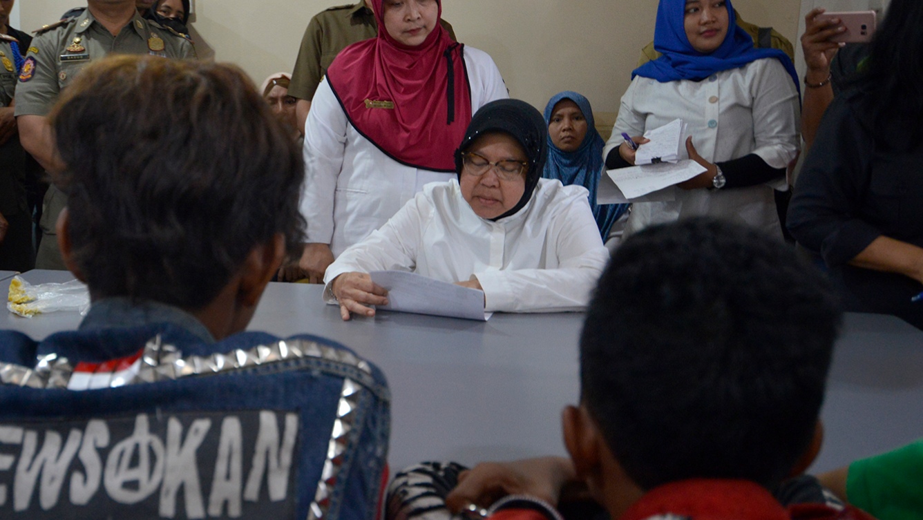 Risma temui 5 anak yang kedapatan mabuk lem, di Kantor Satpol PP Surabaya, Senin, 19 November 2018. (foto: farid/ngopibareng.id) 