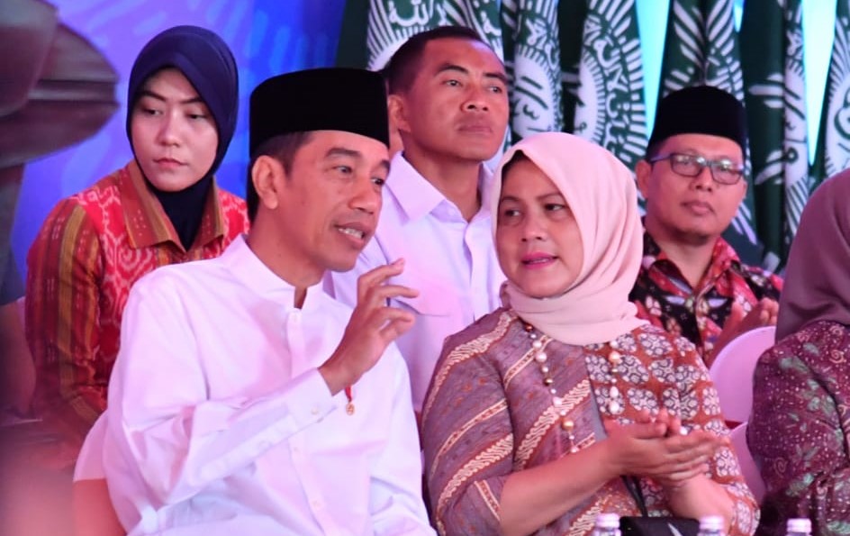 Presiden Jokowi bersama ibu negara saat berkunjung ke Lamongan, Senin, 19 November 2018. (Foto: Biro Pers Setpres)