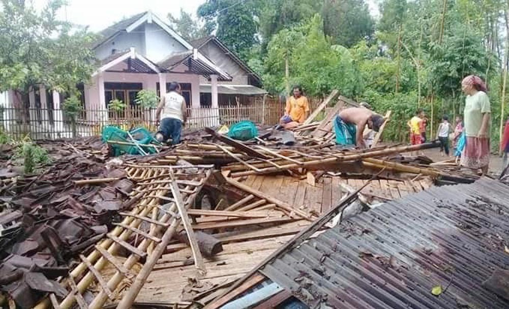 Salah satu rumah yang ambruk akibat angin puting beliung di Desa Rawan, KecamatanKrejengan, Kabupaten Probolinggo. (Foto: Ikhsan/ngopibareng.id)