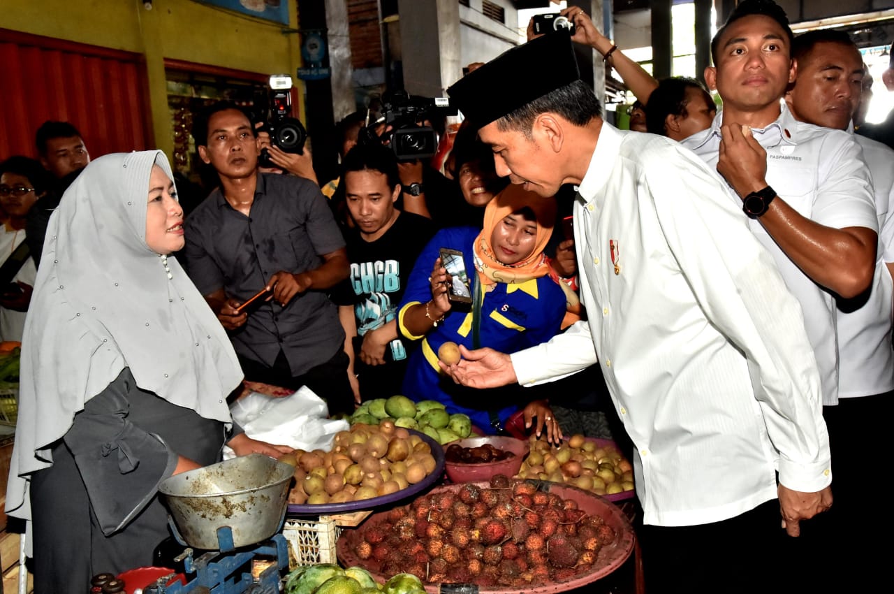 Presiden Jokowi blusukan di Pasar Sidoharjo, Lamongan, Senin, 19 November 2018. (Foto: Biro Pers Setpres)