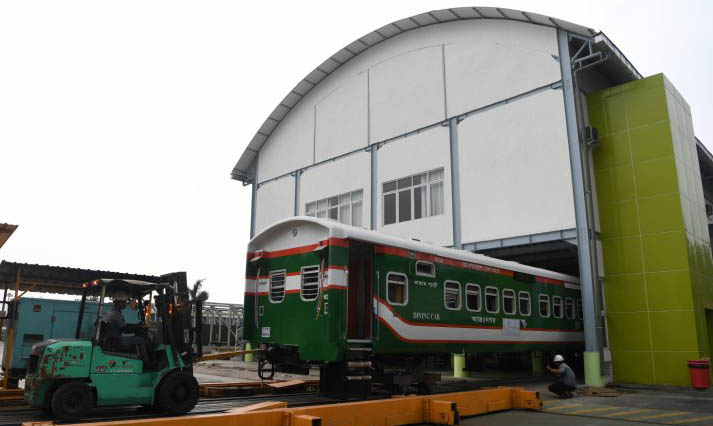 Pekerja menarik gerbong pesanan Bangladesh di Pabrik PT INKA, Madiun, Jawa Timur, Rabu (7/11/2018). Rencana kereta pesanan Bangladesh tersebut akan dikirim perdana pada Desember 2018. (Foto: Antara/Zabur Karuru)