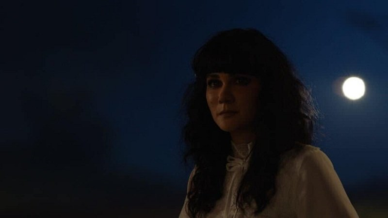 Penampilan Luna Maya di film Suzzanna Bernafas Dalam Kubur.